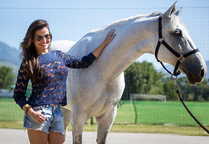 Laryssa Dias aproveita folga de Salve Jorge e passa dia com cavalos