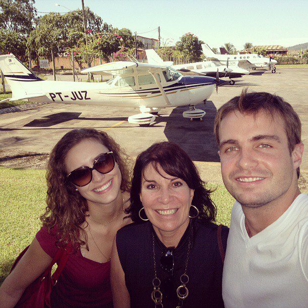 Max Fercondini leva sua mãe à Paraty pilotando um avião