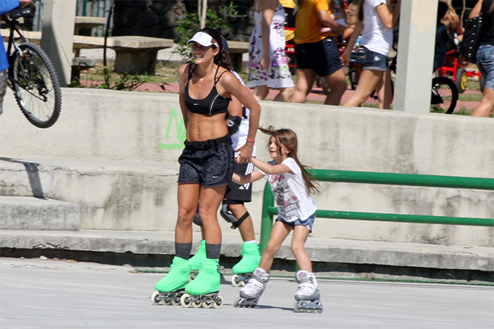 Cynthia Howlett patina com a filha, no Rio