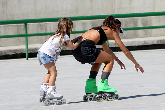 Cynthia Howlett patina com a filha, no Rio