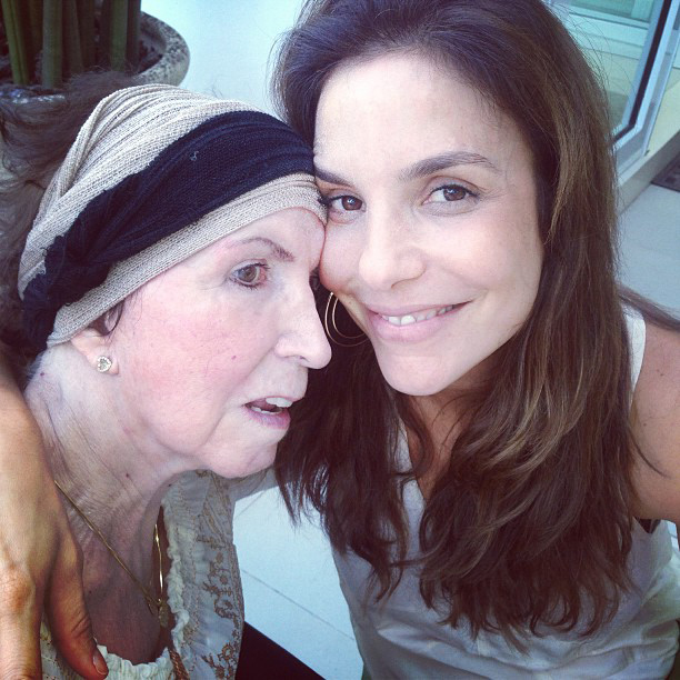 Ivete Sangalo posta foto com a mãe de Xuxa Meneghel