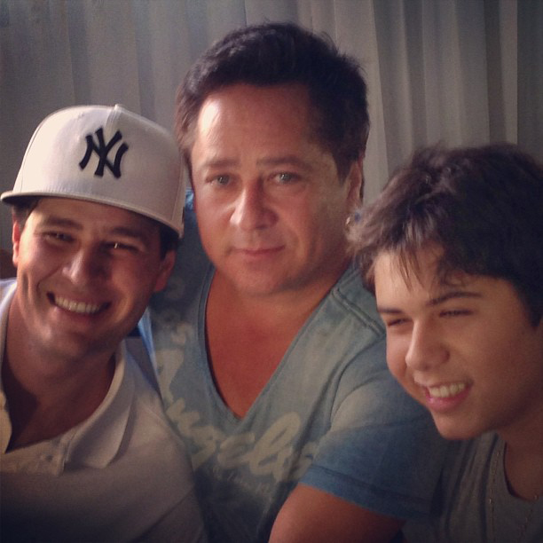 Pedro Leonardo posa com o pai e o irmão: “Amo demais”