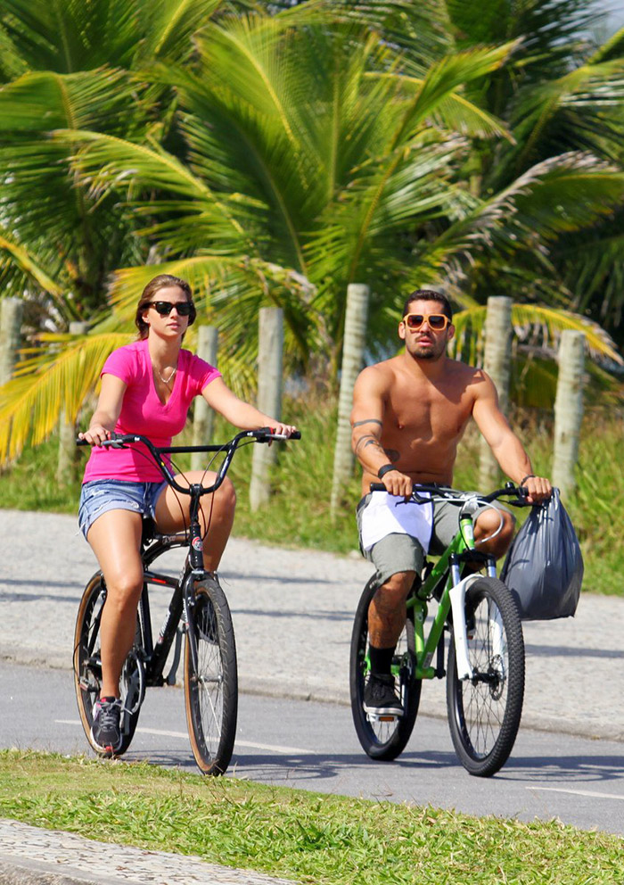 Ex-BBB Yuri pedala com a namorada em orla carioca