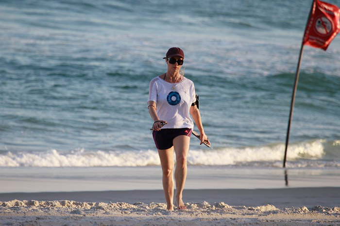 Letícia Spiller se exercita nas areias da Barra da Tijuca