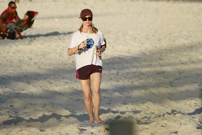 Letícia Spiller se exercita nas areias da Barra da Tijuca