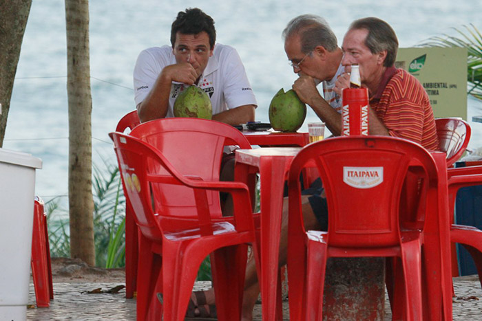  Rodrigo Lombardi toma água de coco na Barra da Tijuca