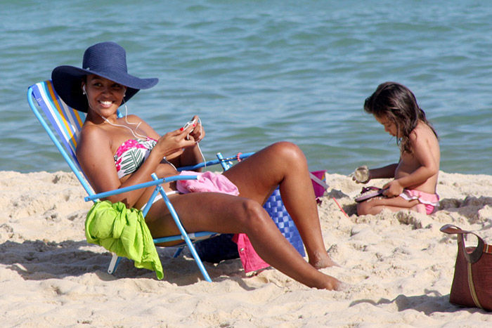 Sheron Menezes curte praia usando biquíni fio-dental