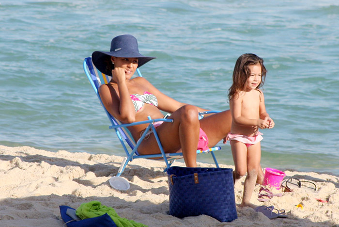 Sheron Menezes curte praia usando biquíni fio-dental