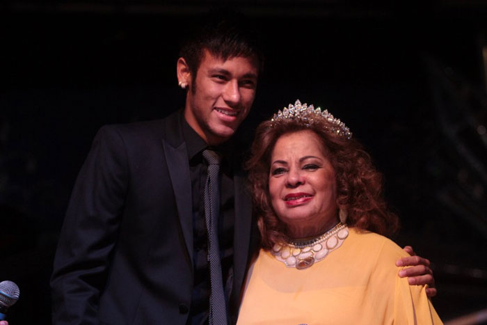 Neymar homenageia Angela Maria em seu aniversário