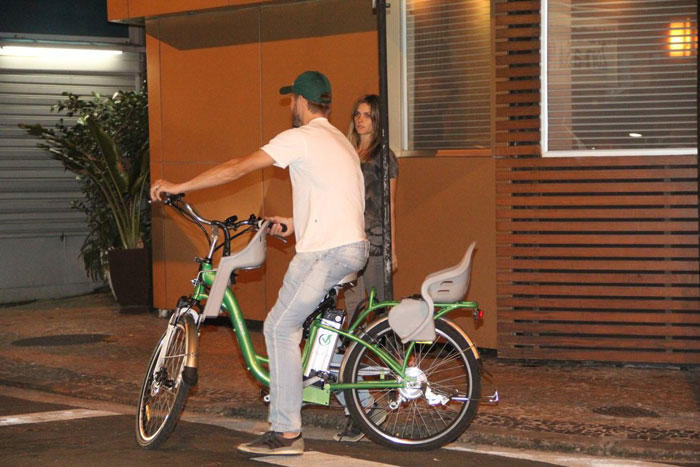 Rodrigo Hilbert dá carona a Fernanda Lima em passeio noturno de bicicleta