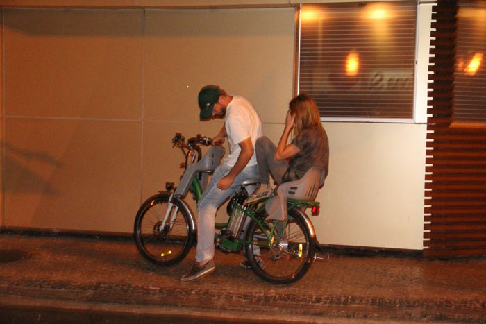 Rodrigo Hilbert dá carona a Fernanda Lima em passeio noturno de bicicleta