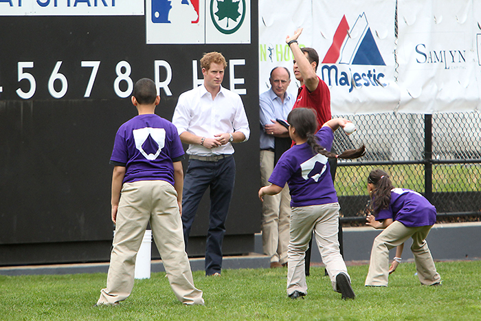 Príncipe Harry joga beisebol com crianças, no Harlem, em Nova York