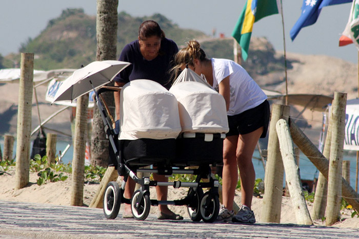 Mulher de Marcelo Serrado leva os gêmeos para passear