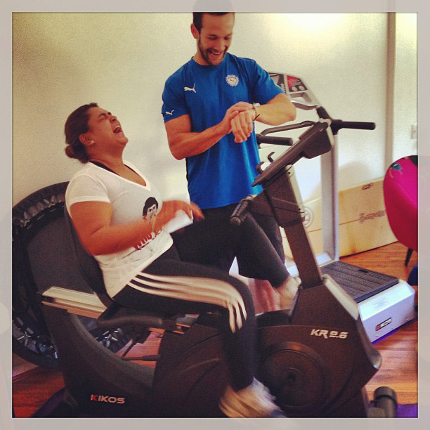Preta Gil inicia treino de bicicleta