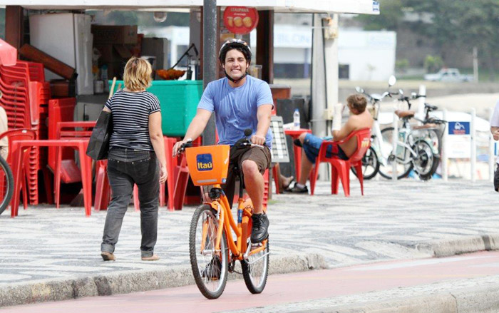 Bruno de Luca pedala em orla carioca durante gravação