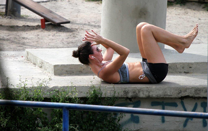 Glenda Kozlowski se exercita na calçada do Leblon