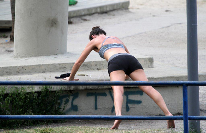 Glenda Kozlowski se exercita na calçada do Leblon