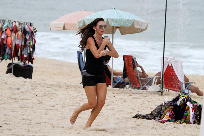 Glenda Kozlowski se exercita na calçada do Leblon