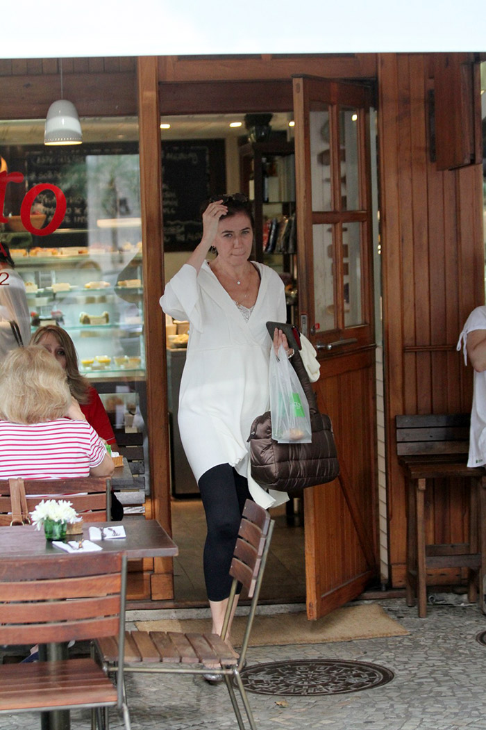 Lília Cabral compra comida em restaurante descolado