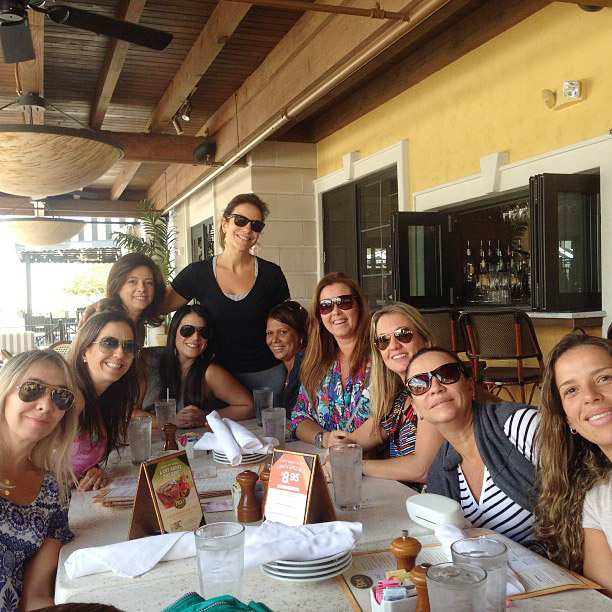 Ivete Sangalo reúne as amigas para um almoço animado