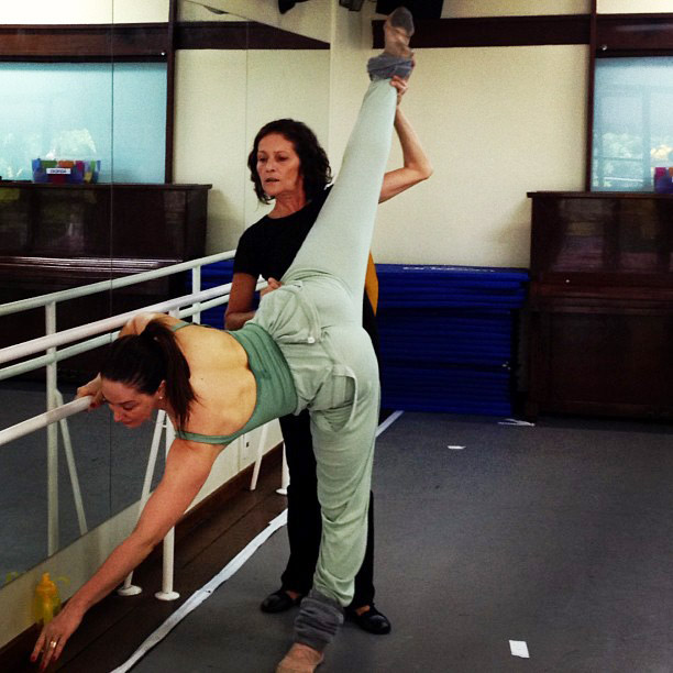 Cláudia Raia alonga as pernas em aula de balé