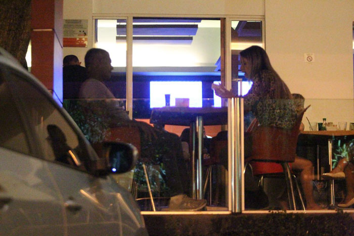 Romário janta com loira desconhecida no Rio