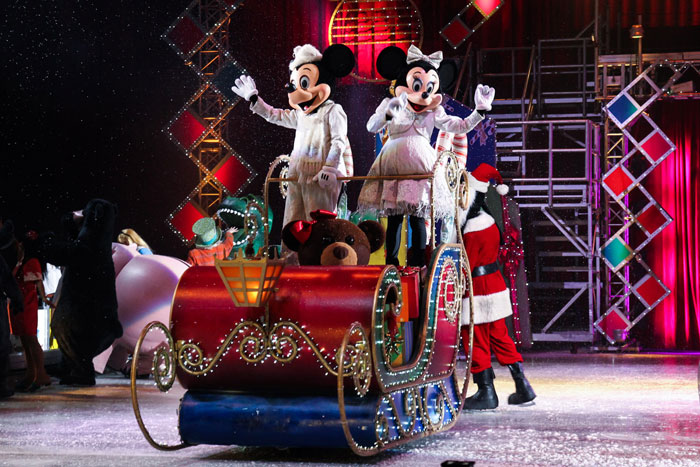 Famosos levam filhos para curtir espetáculo da Disney no gelo