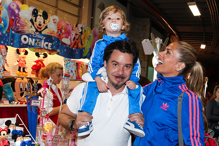 Adriane Galisteu e o marido levam o filho ao espetáculo da Disney no gelo