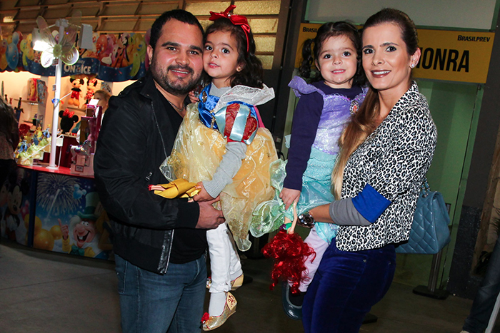 Luciano e a mulher, Flavia, levam suas princesas ao espetáculo Disney no gelo