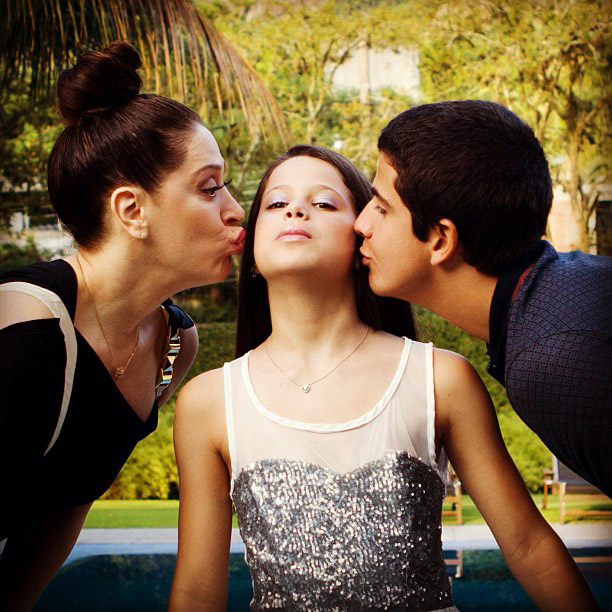 Cláudia Raia e Enzo mimam a caçula Sophia com beijos