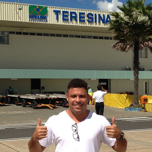 Ronaldo Fenômeno enfrenta o forte calor de Teresina, no Piauí