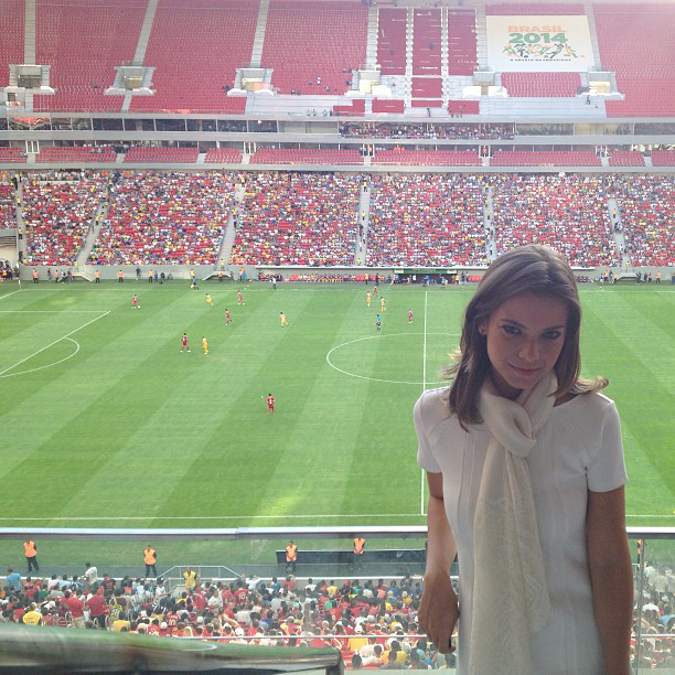 Milena Toscano confere inauguração de estádio em Brasília
