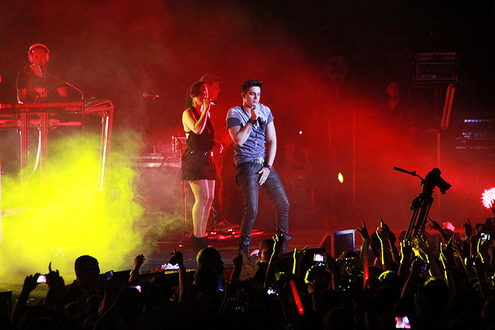 Luan Santana faz show com direito a objetos atirados por fãs no palco