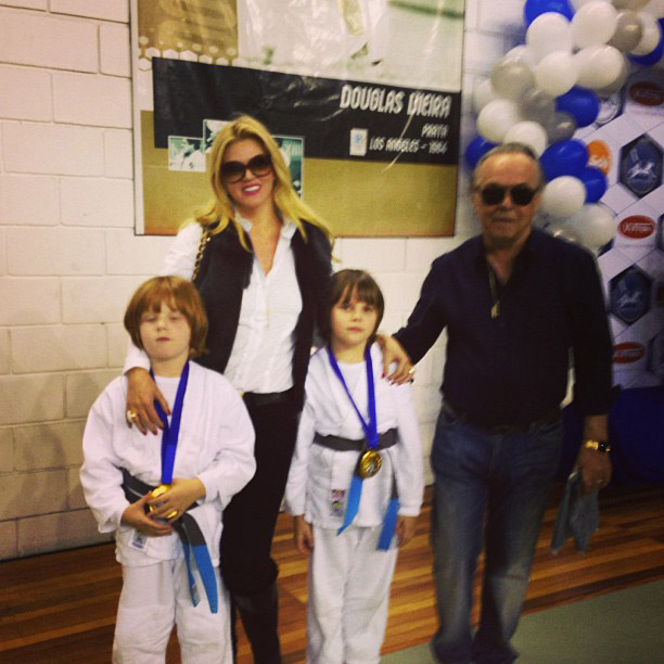 Val Marchiori e seu ex-marido levam os gêmeos para campeonato de judô