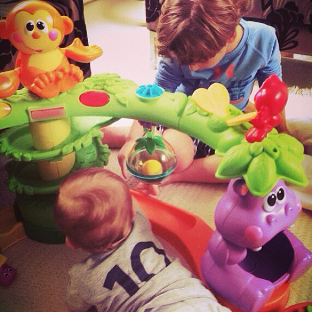 Claudia Leitte mostra seus filhos brincando