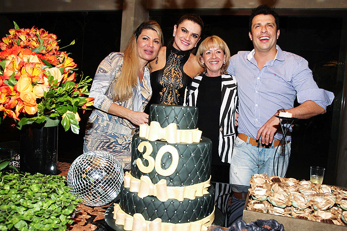  Mirella Santos faz aniversário com festa e beijos do marido Ceará