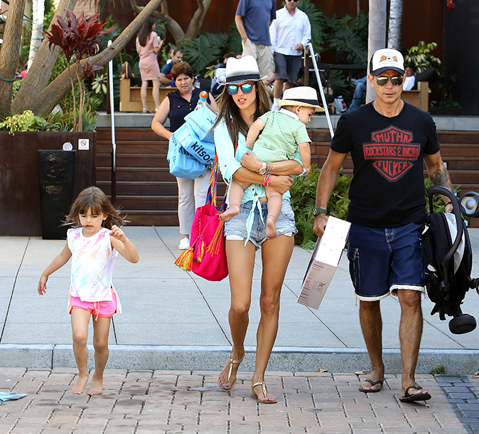 Alessandra Ambrósio passeia de shortinho com os filhos