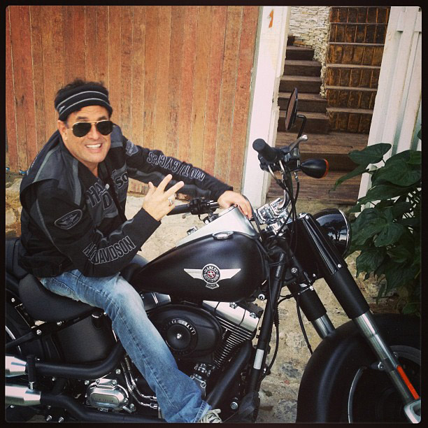 Sérgio Mallandro exibe sua bela Harley-Davidson
