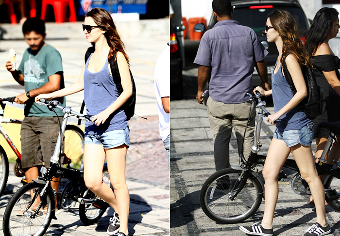 Nathalia Dill é flagrada empurrando bicicleta no Rio