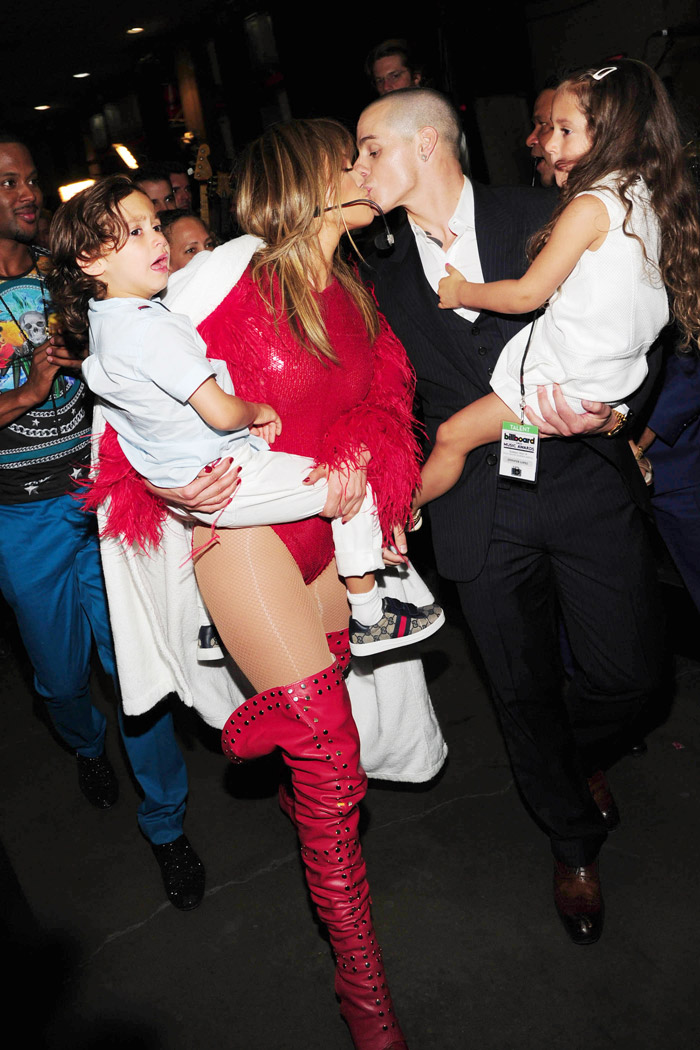 Jennifer Lopez beija o marido e os filhos nos bastidores de show