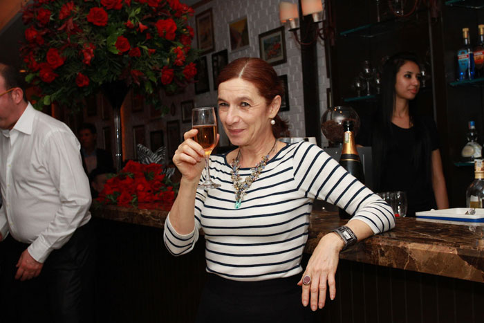 Maria Fernanda Cândido prestigia reinauguração de restaurante do marido, em SP