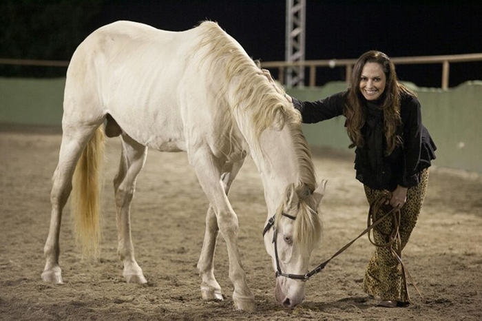 Núbia Óliiver prestigia evento de cavalos 