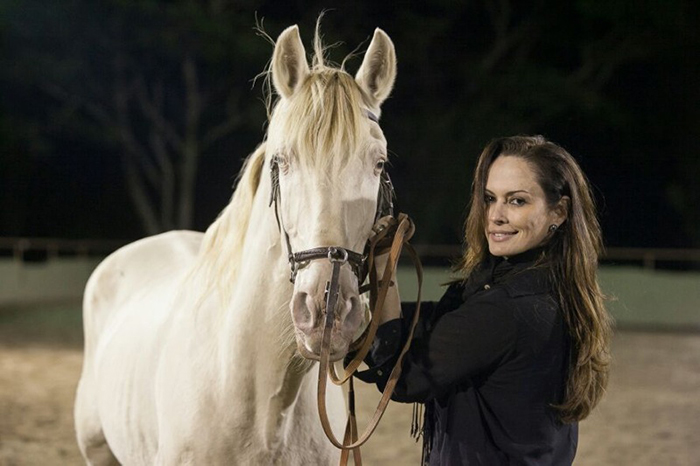 Núbia Óliiver prestigia evento de cavalos 