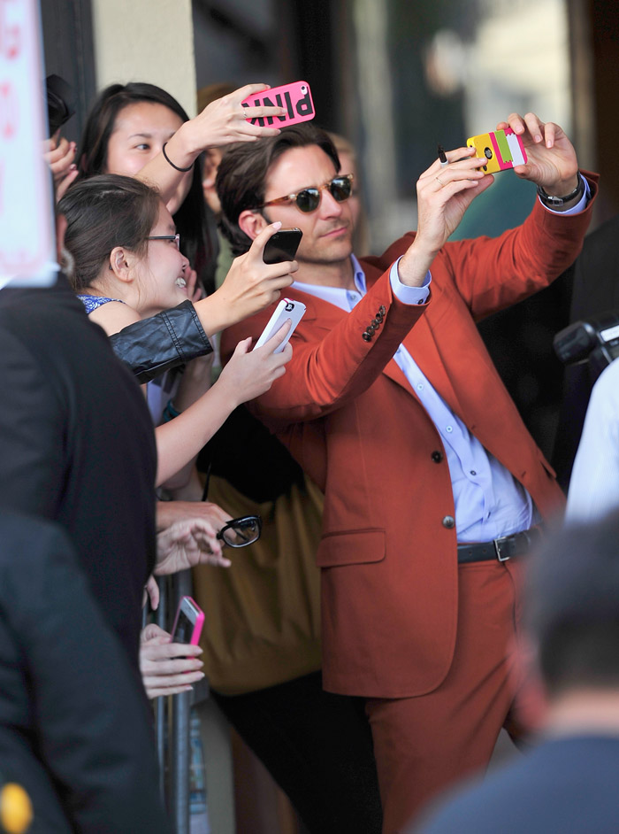 Bradley Cooper esbanja simpatia ao tirar fotos com fãs