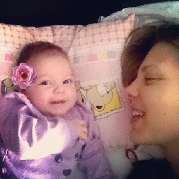 Sheila Mello faz charme com a filha em foto no Instagram