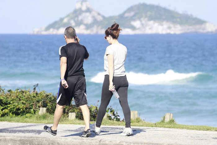 Giovanna Antonelli aproveita tempo livre para andar em orla carioca