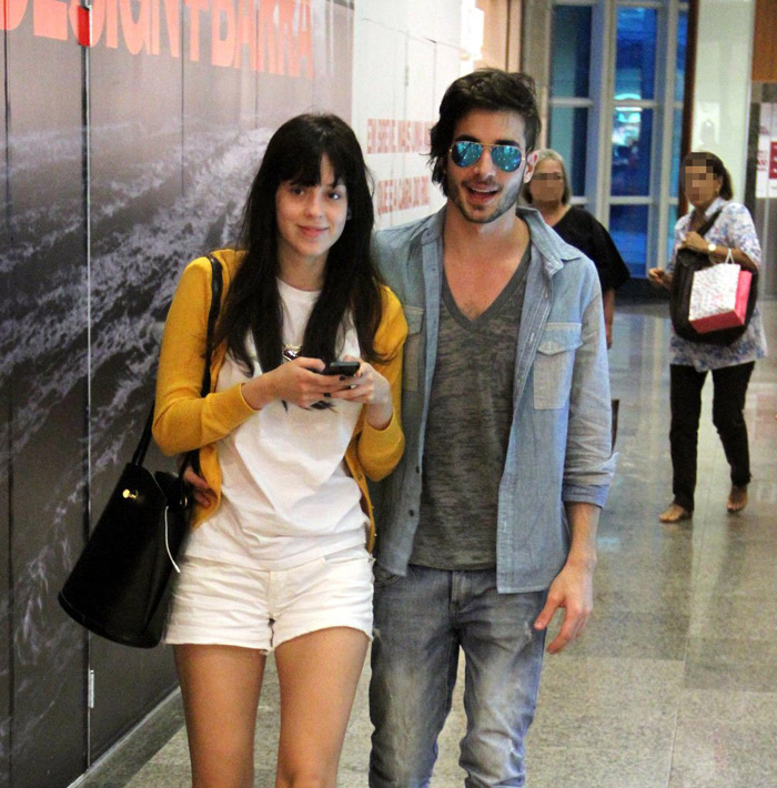 Fiuk e Sophia Abrahão andam grudadinhos por shopping carioca