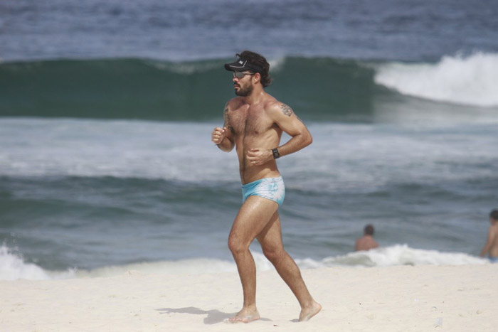 Juliano Cazarré pega pesado em malhação na praia