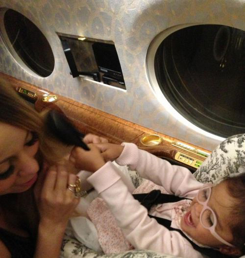 Mariah Carey se diverte com a filha em limosine 