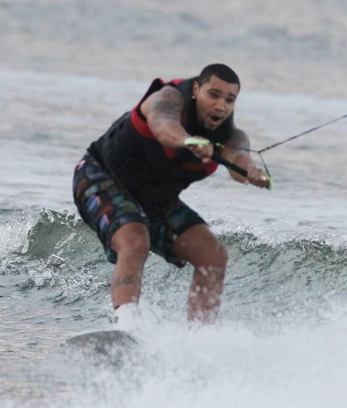 Naldo se diverte enquanto pratica wakeboard na Lagoa